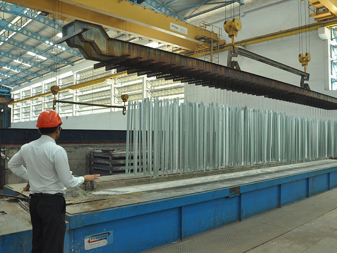 Hot-dip galvanising plant
